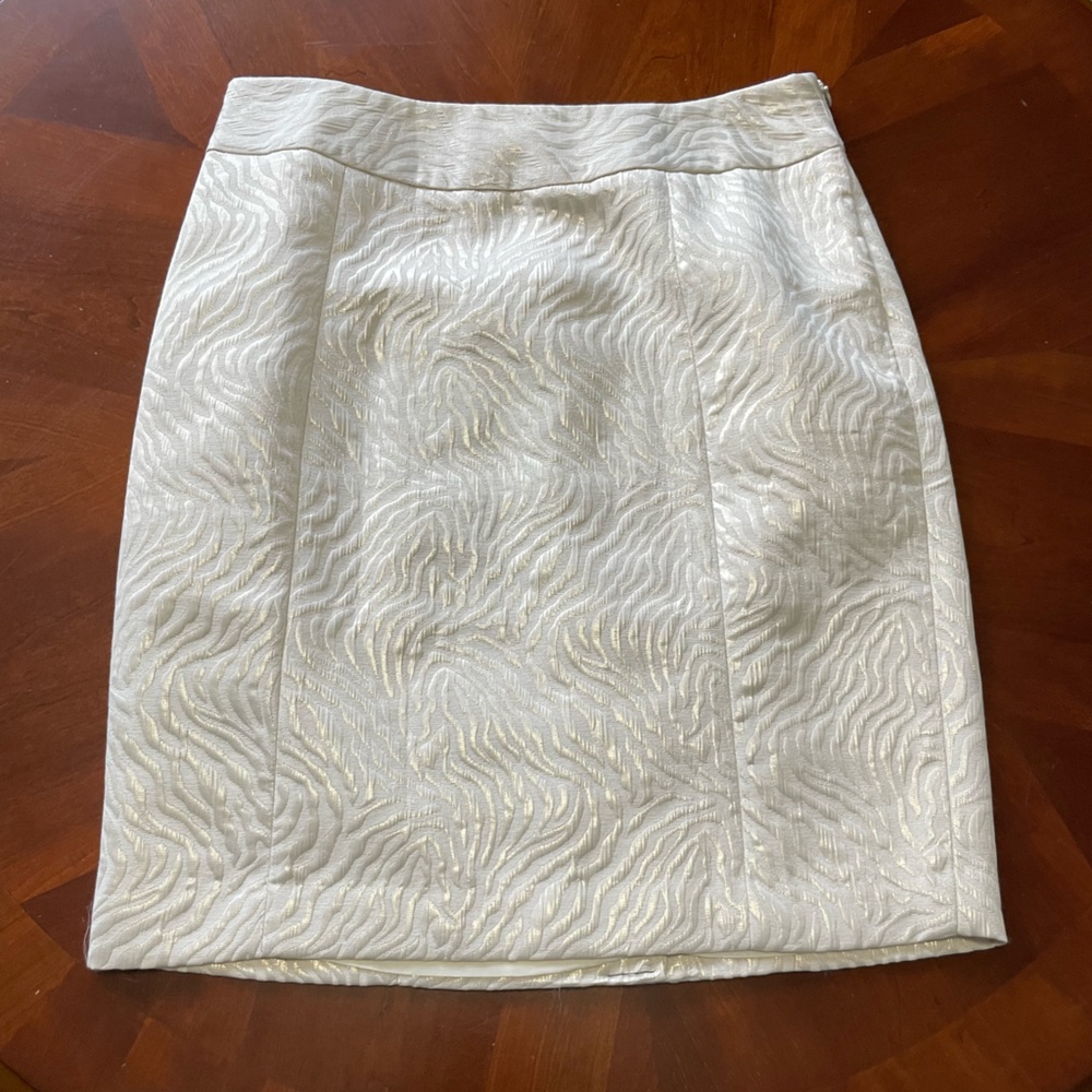 NWT Ann Taylor Loft beautiful ivory skirt. Patterned material is gorgeous
